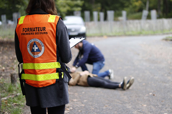 Formation PSE : exercice de secourisme en équipe
