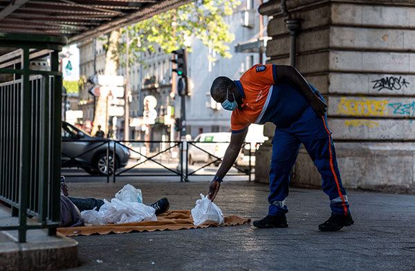 Bénévoles en maraude sociale auprès d'un sans-abri